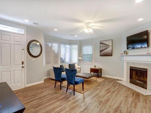 Brand New Listing! Heated Pool Access! Estate Home 2 blocks from Forsyth Park! - image 7