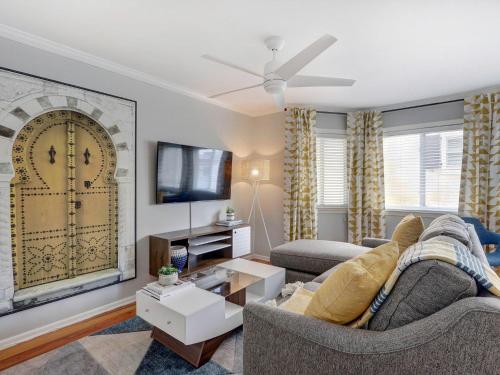 Brand New Vacation Home! Luxurious & Fun Roof top deck private parking! - image 10