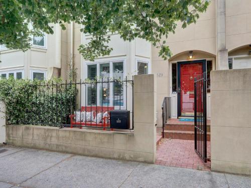 Brand New Vacation Home! Luxurious & Fun Roof top deck private parking! - image 7