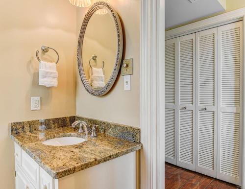 Historic Home Overlooking Emmet Park and Savannah River Private Parking Heated Pool Access - image 10