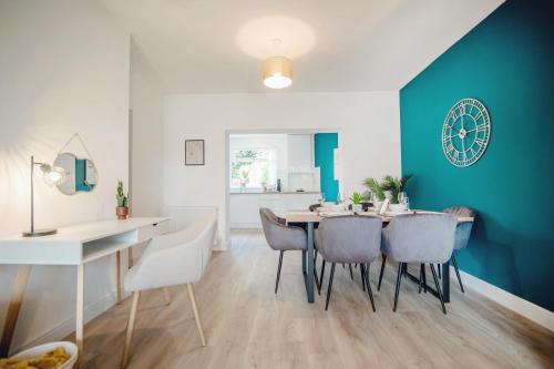 Open Haven Collective with Man Cave and Parking 10PPL in วูดเฮาส์