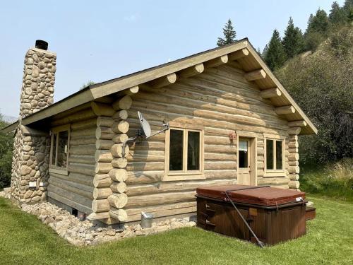 Rocky Mountains Getaway: Gorgeous Log Cabin in Darby, Montana in Darby (MT)