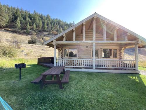 . Tranquil Mountain Glamping Retreat: Stunning Log Cabin with a Hot Tub in Darby, MT