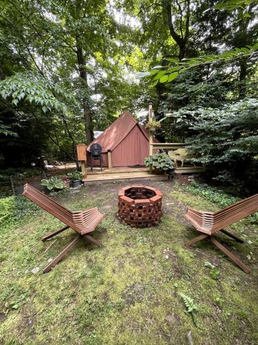 Romantic Botanical Bell Tent for a Fantastic Glamping Experience in Southbury, Connecticut in 紹斯伯里