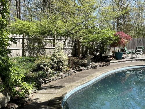 Romantic Botanical Bell Tent for a Fantastic Glamping Experience in Southbury, Connecticut in 紹斯伯里