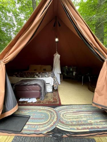 Romantic Botanical Bell Tent for a Fantastic Glamping Experience in Southbury, Connecticut in 紹斯伯里