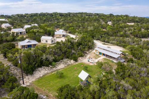 Cozy Spacious Studio Cottage for a Peaceful Romantic Escape to Texas Hill Country near Dripping Spri in Dripping Springs (TX)