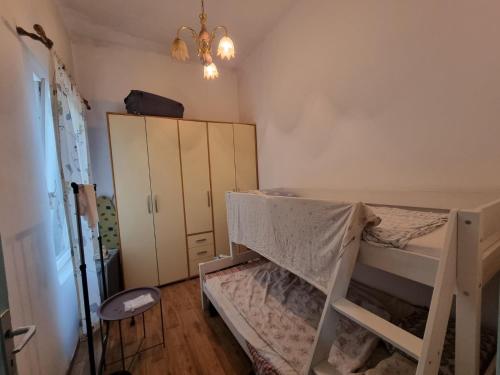Bedroom with the common use of common areas for 1 to 2 guests at a time maximum I sleep in the walk through living room so only females w a kid or two