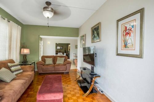 Gloria's Retreat 3Bed 4Bath AC Pool WiFi BBQ in Oistins