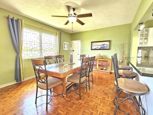 Gloria's Retreat 3Bed 4Bath AC Pool WiFi BBQ in Oistins