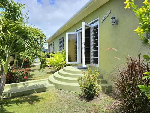 Gloria's Retreat 3Bed 4Bath AC Pool WiFi BBQ in Oistins