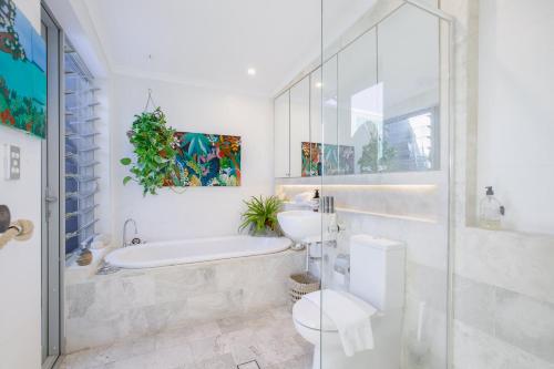 Clovelly Beach Escape - Walk to Beach - AC and Parking included - image 3
