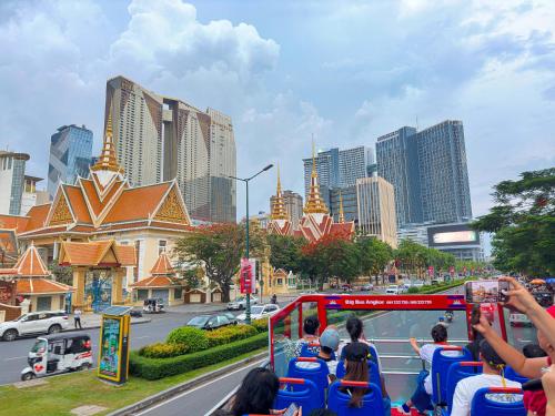 Big Bus Angkor in Stueng Saen