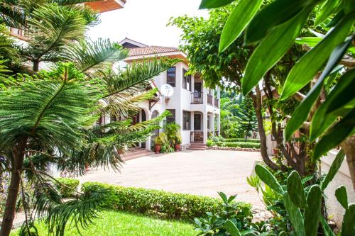 ทางเข้า, Mahogany Lodge, Cantonments in ลาบาดี