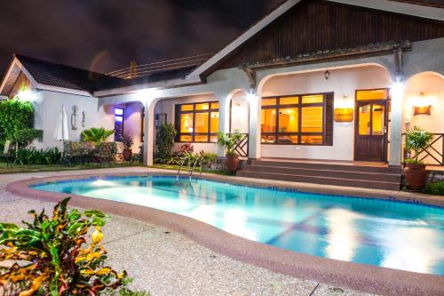 Mahogany Lodge, Cantonments - Photo 5