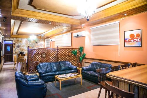 Mahogany Lodge, Cantonments in ลาบาดี