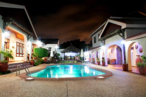 Mahogany Lodge, Cantonments in ลาบาดี