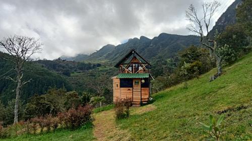 casita en la montaña, cabañas paraíso