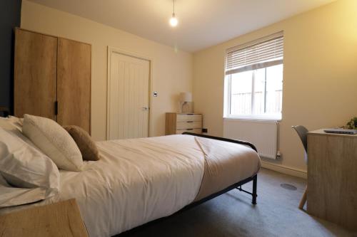 Stylish 6 Bed Apartment - Ideal for Contractors, Health Care workers - Peterborough in Park
