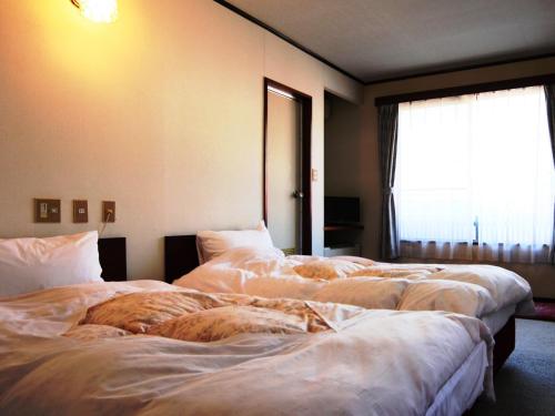 Ikemoto Stop at Ikemoto to discover the wonders of Nagano. Offering a variety of facilities and services, the hotel provides all you need for a good nights sleep. Elevator, vending machine, shops are just so