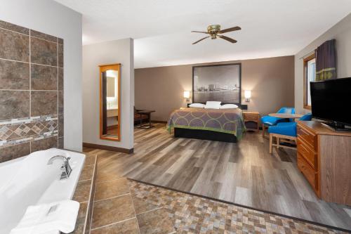 Super 8 By Wyndham Green Bay Near Stadium in Green Bay (WI)