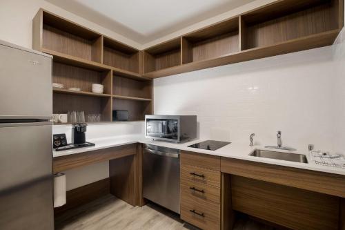 Everhome Suites Corona Room Type - King Room with Tub - Accessible/Non Smoking