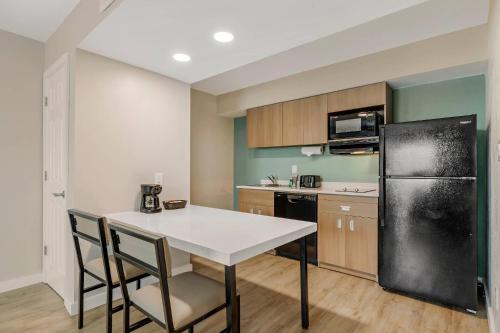 Arbor Suites at the Mall - image 20