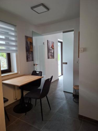 Kleines Apartment in บรังด์