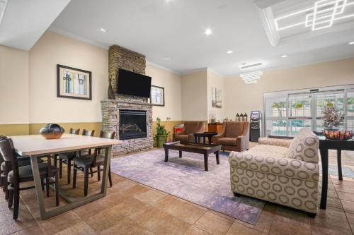 La Quinta Inn & Suites by Wyndham Stonington-Mystic Area - image 9