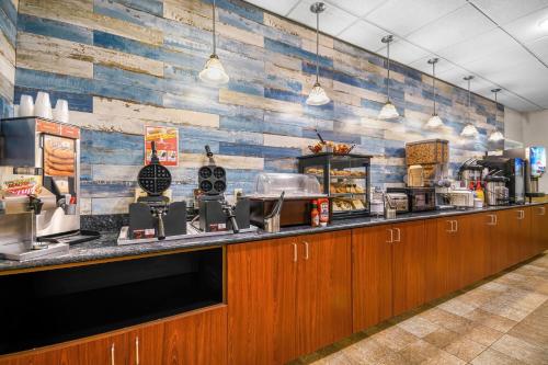 La Quinta Inn & Suites by Wyndham Stonington-Mystic Area - image 14