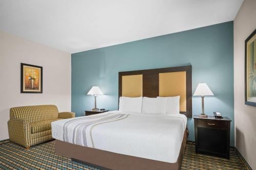 La Quinta Inn & Suites by Wyndham Stonington-Mystic Area - image 4