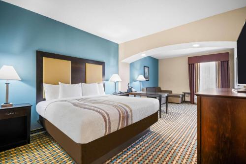 La Quinta Inn & Suites by Wyndham Stonington-Mystic Area - image 11