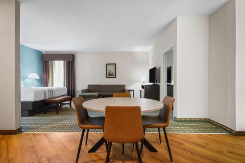 La Quinta Inn & Suites by Wyndham Stonington-Mystic Area - image 3