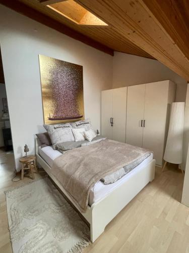 Ágy, Architect-Apartments Atelier 42qm, Küche und Bad (Architect-Apartments Atelier 42qm, Kuche und Bad) in Miesbach