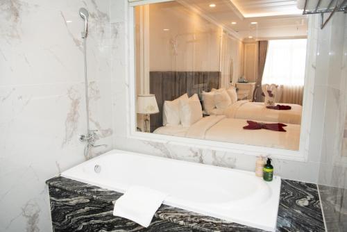 Shower, LaChateau in District 8