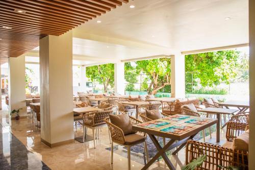 Restaurant, Paradise Found near Dhiffushi Island (South Ari Atoll)
