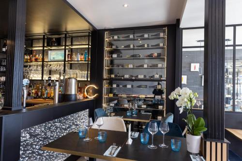 ผับ/เลาจน์, Hotel De La Mer in กีบรง