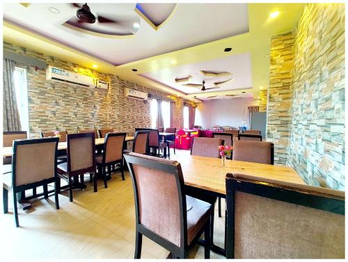 Hotel KBS Coral Suite Residency Near Jagannath Temple And Sea Beach- Lift # Free Parking And Swimmin 여행 추천 - 로드트립