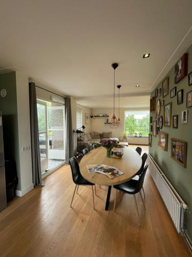 Facilities, Prachtige, lichte condo met balkon in Boendermaker