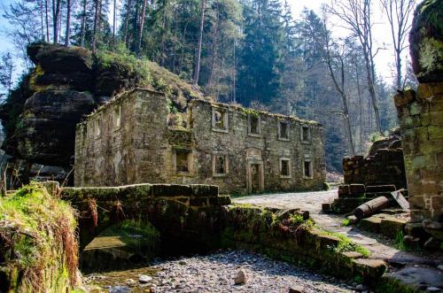 Tavba -Gočár až 27 osob, 8 apartmánů,8 koupelen, 8 kuchyní na kraji lesa (Tavba -Gocar az 27 osob, 8 apartmanu,8 koupelen, 8 kuchyni na kraji lesa) in Prysk