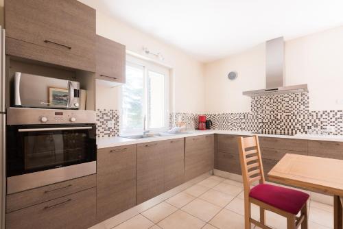 virtuve, Domaine des Ayasses , Gîte de la Foret - 10 personnes (Domaine des Ayasses , Gite de la Foret - 10 personnes) in Vaunaveys-la-Rochette