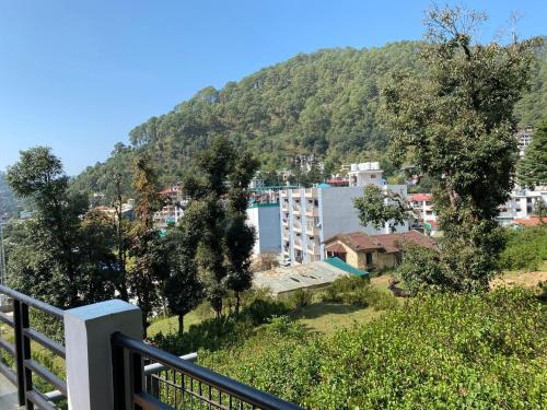 Nas proximidades, HillNesst -Private 3-Bedroom Mountain Home in Bhowali in Nainital