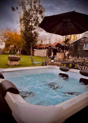 4 Bed Cottage with Hot Tub near Wyboston Lakes gîte à louer Chawston