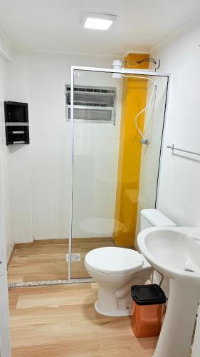 ฝักบัว, Santinho Apartment 300m from the Beach, Barbecue and Wi-Fi in หาดซานติงโย