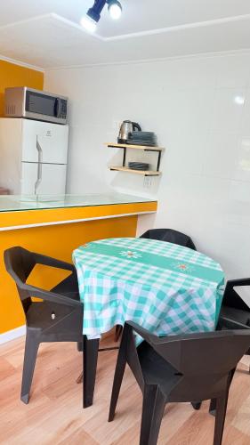 ห้องครัว, Santinho Apartment 300m from the Beach, Barbecue and Wi-Fi in หาดซานติงโย