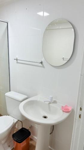 ฝักบัว, Santinho Apartment 300m from the Beach, Barbecue and Wi-Fi in หาดซานติงโย
