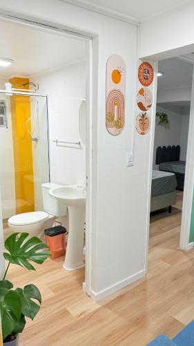ฝักบัว, Santinho Apartment 300m from the Beach, Barbecue and Wi-Fi in หาดซานติงโย