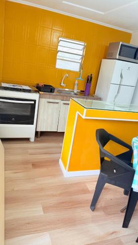 ห้องครัว, Santinho Apartment 300m from the Beach, Barbecue and Wi-Fi in หาดซานติงโย