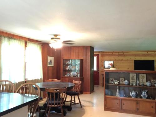 Pet-Friendly Cottage Overlooking a Koi Pond near Mark Twain National Forest, Missouri in 古巴