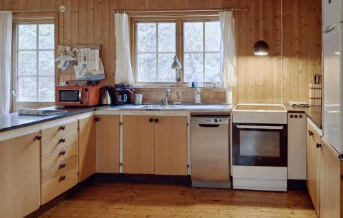 Konyha, Four-Bedroom Holiday Home In Killeberg in Killeberg